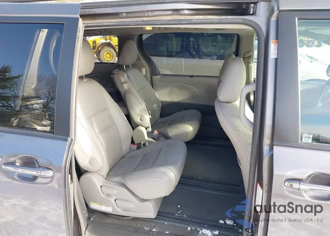 2016 Toyota Sienna Xle 8 Passenger z USA, uszkodzony, nr VIN 5TDYK3DC5GS748804